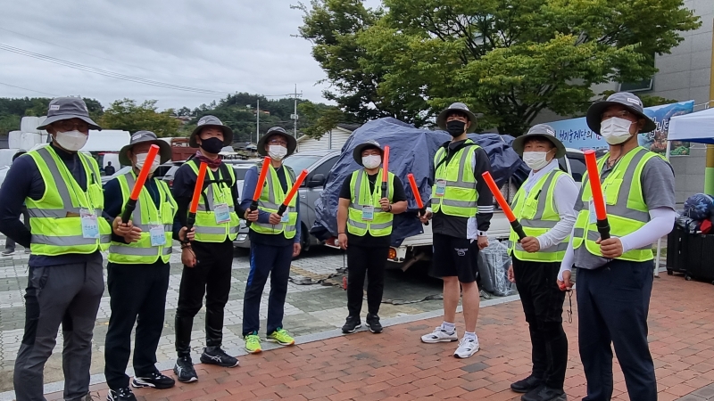 순례를 나서기 전 몸을 풀고 준비하고 있는 순례대중들 (4).jpeg